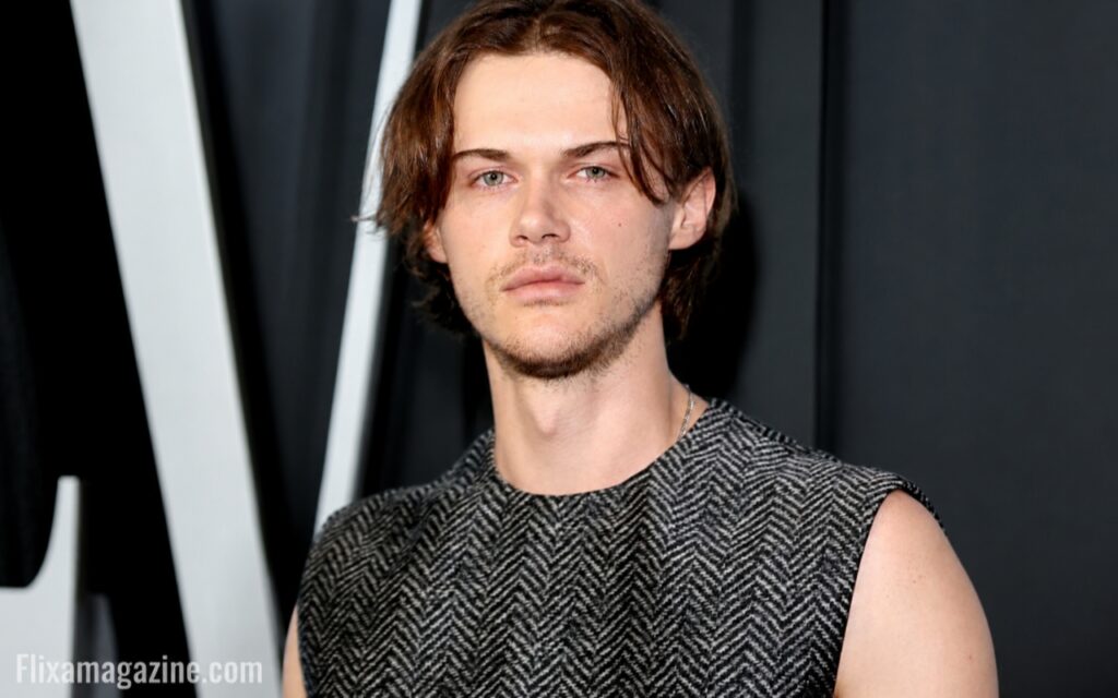 Christopher Briney Height